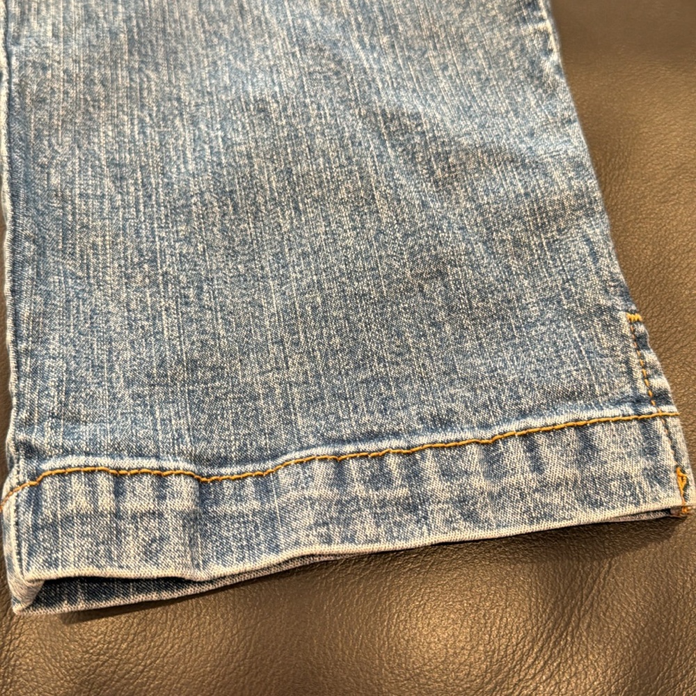 Levi’s Classic Slim Capris - Picture 4 of 4